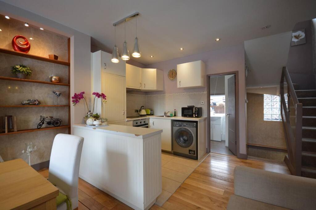 לונדון Cheerful 2 Bed Home With Terrace In Central Camden מראה חיצוני תמונה