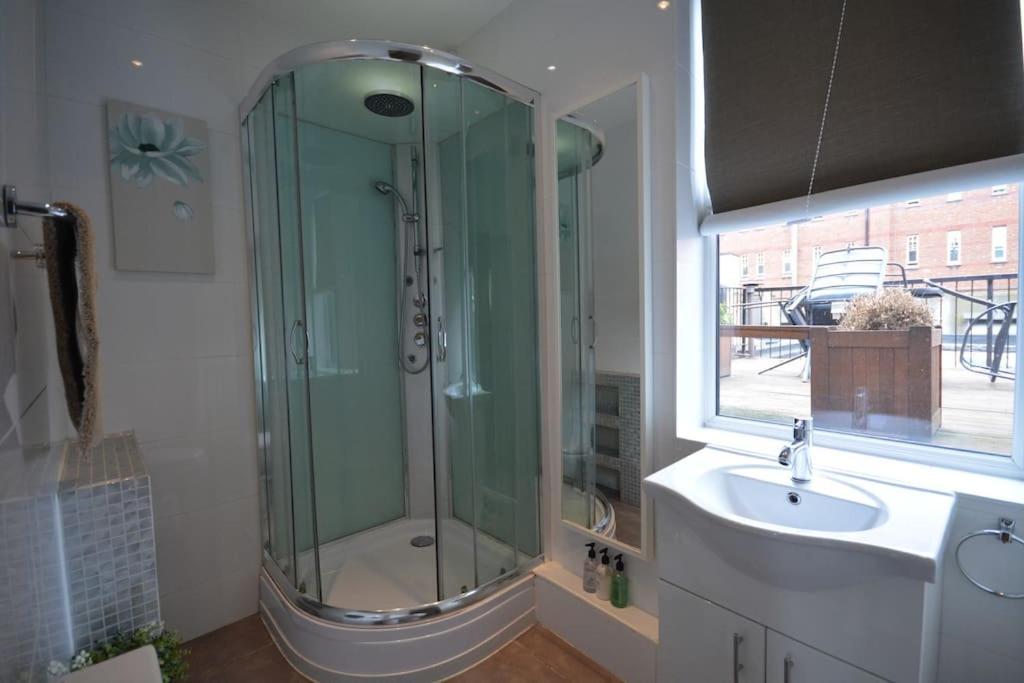 לונדון Cheerful 2 Bed Home With Terrace In Central Camden מראה חיצוני תמונה